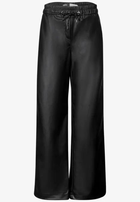 Ein Paar schwarze, weite Hose mit Tunnelzugbund und geradem Schnitt.