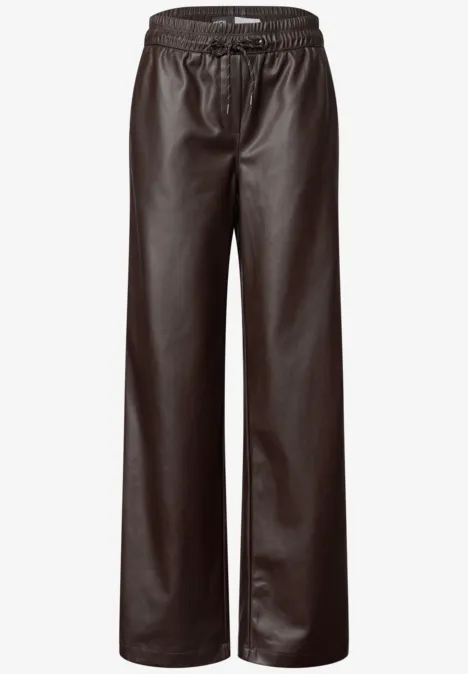 Braune Lederhose mit weitem Bein und elastischem Bund.