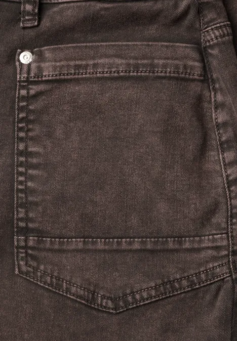 High Waist Barrel Leg Jeans im Loose Fit truffle brown Nahaufnahme einer dunkelbraunen Jeanshintertasche mit Nahtdetails.