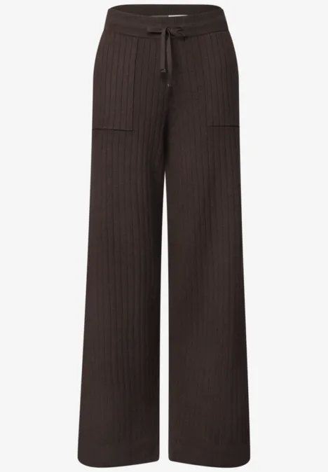 Pantalon marron en maille côtelée, coupe large, taille élastique à cordon et poches plaquées.