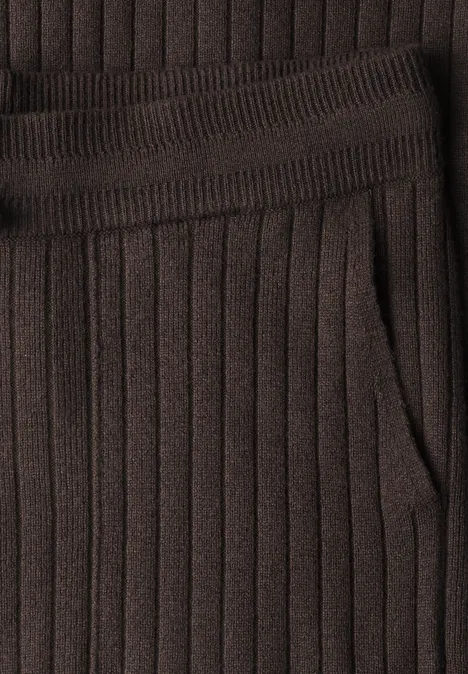 Gros plan sur un tissu tricoté marron côtelé avec ceinture élastique et poche latérale.
