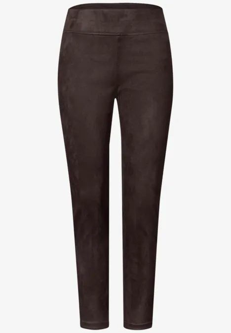 Braune, schmal geschnittene Wildlederhose mit hohem Bund und enger Passform.