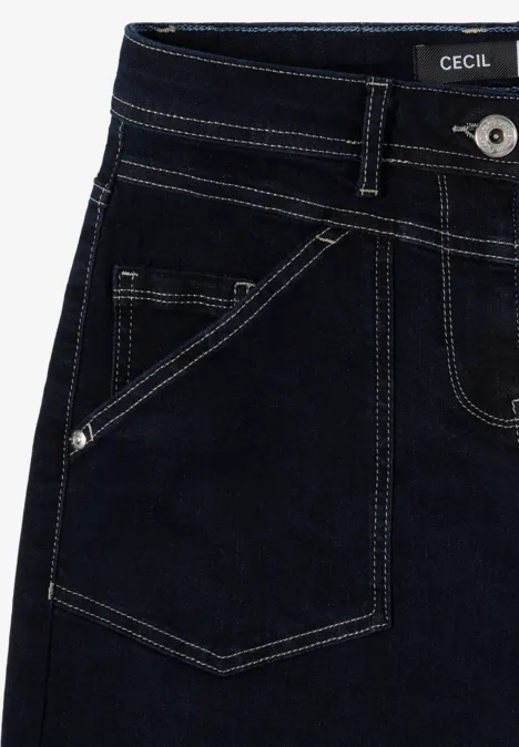Dunkelblauer Denimrock mit diagonaler Fronttasche, weißen Ziernähten, Gürtelschlaufen und silbernem Knopf.