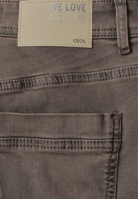 Grijze spijkerbroek met achterzak en label 'WE LOVE DENIM - CECIL'.