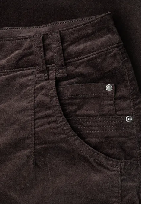 Nahaufnahme einer dunkelbraunen Cordhose mit genieteter Vordertasche und Gürtelösen