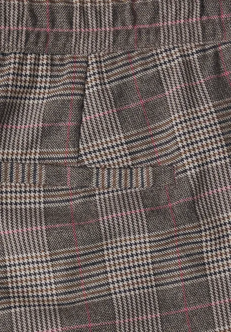 High Waist Wide Leg Hose im Loose Fit truffle brown Grauer Stoff mit klassischem Glencheck-Muster in Schwarz-Weiß und dünnen pinken Linien.