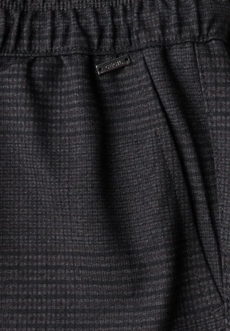 Mid Waist Slim Leg Hose im Casual Fit truffle brown Detailaufnahme einer dunkelgrauen, gemusterten Hose mit elastischem Bund und seitlicher Tasche.