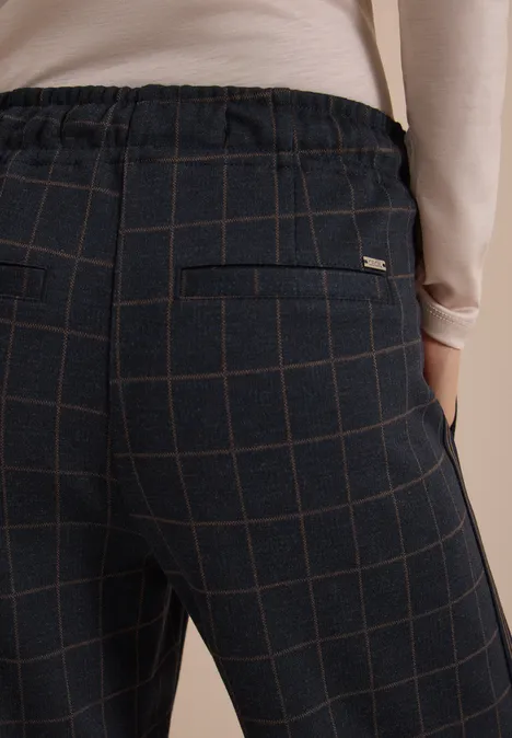 Wide Leg Hose mit Karomuster und Tape urban dark blue Rückansicht: Person trägt dunkelblaue, karierte Hose mit Gummibund und Gesäßtaschen