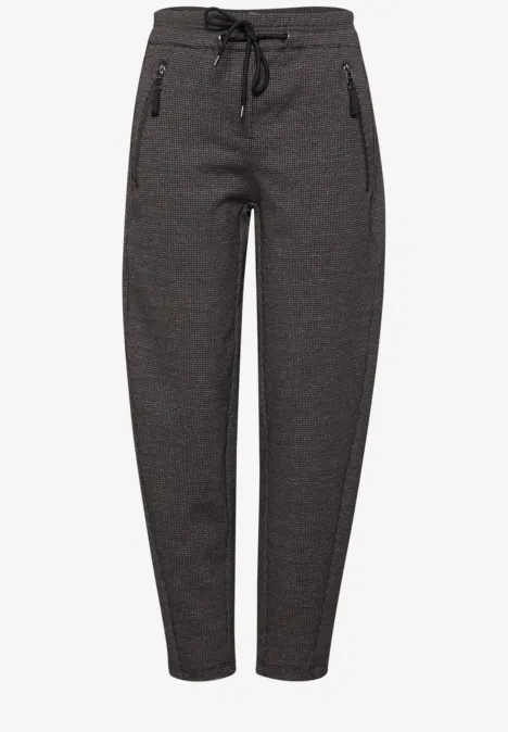 Mid Waist Barrel Leg Hose im Casual Fit creamy mocha Dunkelgraue Jogginghose mit elastischem Bund, Kordelzug und Reißverschlusstaschen.