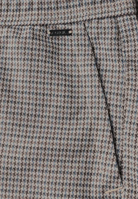 Nahaufnahme einer Hahnentritt-Hose mit Eingrifftasche in gedeckten Erdtönen.