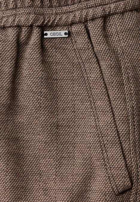 Braune Stoffhose mit aufgesetzter Tasche und Markenlabel 'CECIL'.