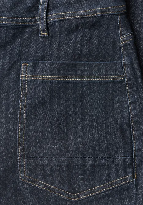 High Waist Barrel Leg Jeansim Loose Fit rinsed wash Nahaufnahme einer Rückentasche aus dunkelblauem Denim-Jeansstoff mit goldfarbener Naht.