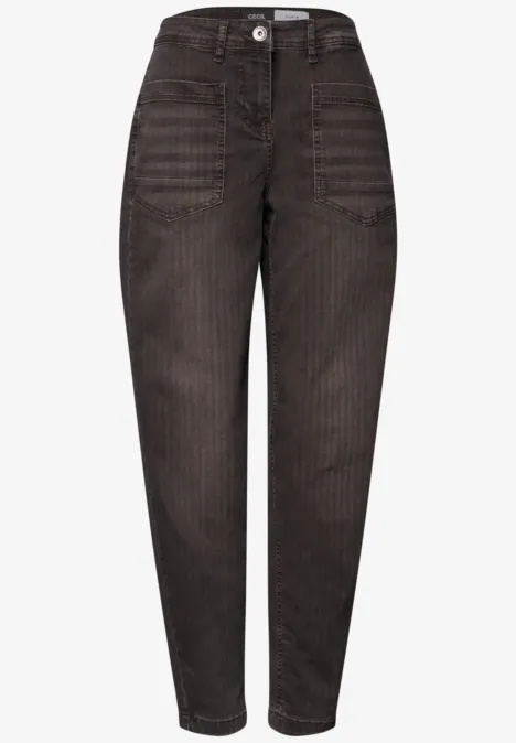 Jeans met wijd uitlopende pijpen in garment-dye-look truffle brown Donkerbruine high-waist jeans met taps toelopende pijpen en schuine zakken.