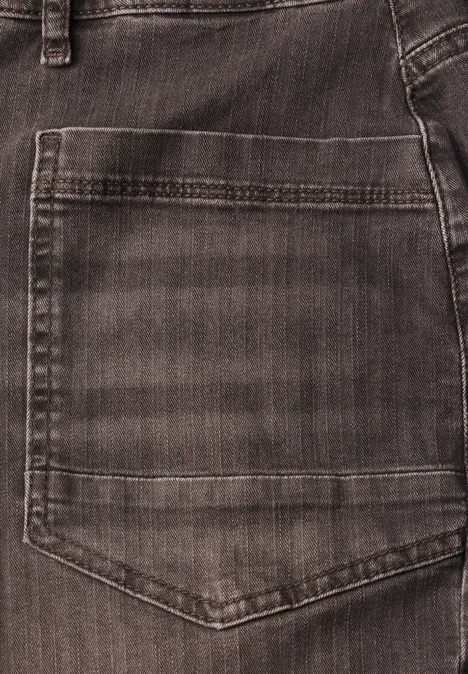 Jeans met wijd uitlopende pijpen in garment-dye-look truffle brown Close-up van een donkergrijze spijkerbroekzak met stiksels en riemlussen.
