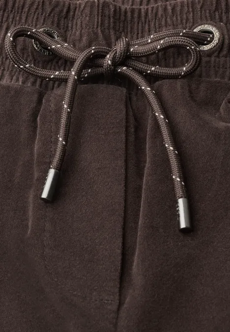 Pantalon marron à taille élastique avec cordon de serrage noué en nœud papillon.
