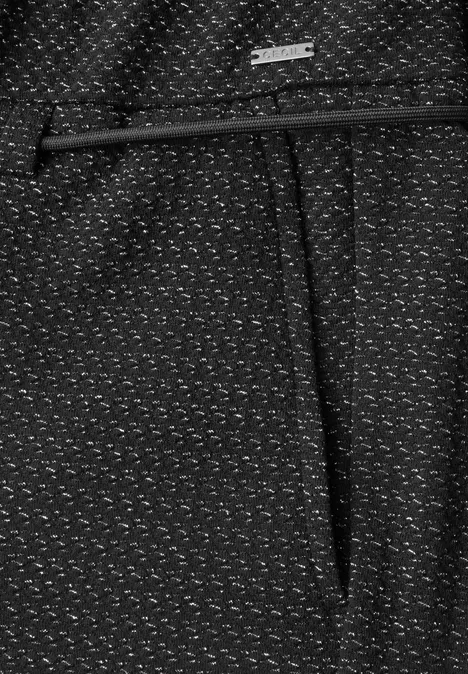 Nahaufnahme einer dunklen Stoffhose mit feinem Muster und sichtbarer Taschennaht.