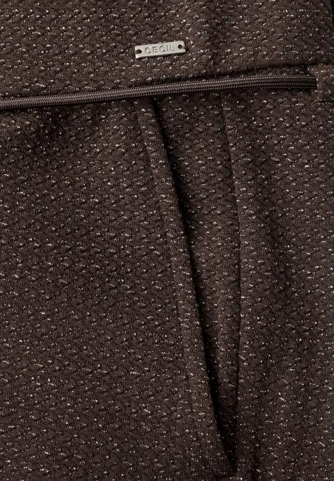 High Waist Wide Leg Hose im Loose Fit truffle brown Dunkelbrauner Stoff mit feinem Strukturmuster, abgesetzter Naht und kleinem Metalllogo.