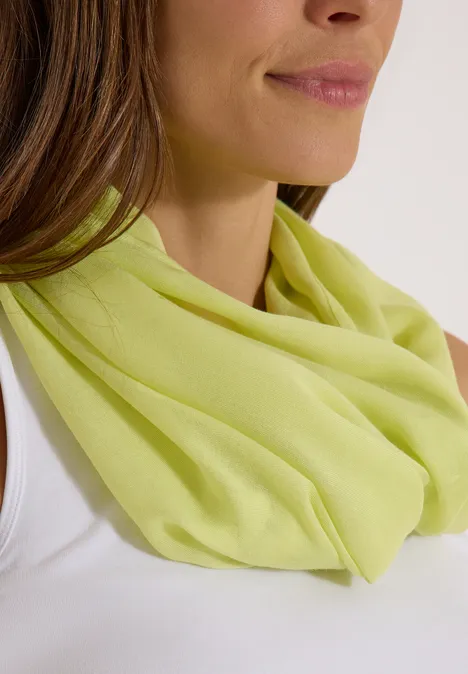 Écharpe Loop unie citrin green Femme portant une écharpe vert clair autour du cou
