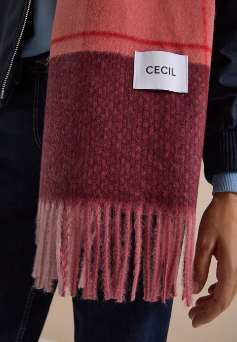Roter, zweifarbiger Fransen-Schal mit weißem 'CECIL'-Label, weich und warm.