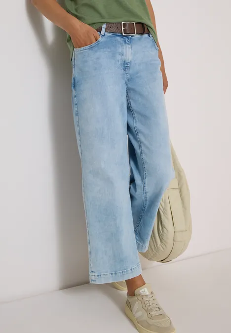 Basic riem met vierkante gesp Cacao Eine Person trägt weite, hellblaue Jeans im Culotte-Stil mit beigen Sneakers und einem grünen Oberteil.