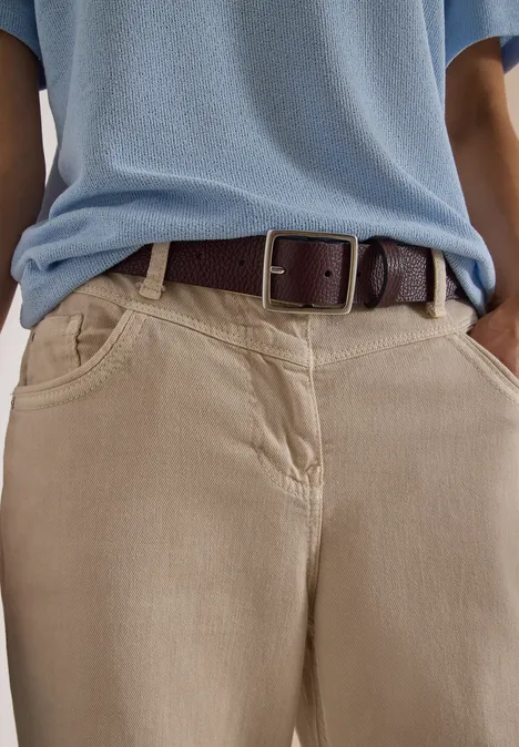Basic riem met vierkante gesp Raisin Person trägt beige Hose mit Taschen, hellblaues Shirt und braunen Ledergürtel