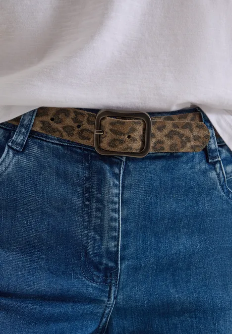 Gürtel mit Leo-Muster Taupe Leo Blaue Jeans mit Leoparden-Gürtel und weißem Shirt – stylischer Alltagslook.