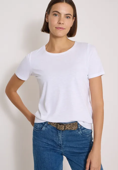 Gürtel mit Leo-Muster Taupe Leo Eine Frau mit kurzen braunen Haaren trägt ein weißes T-Shirt, blaue Jeans und einen Leo-Gürtel.