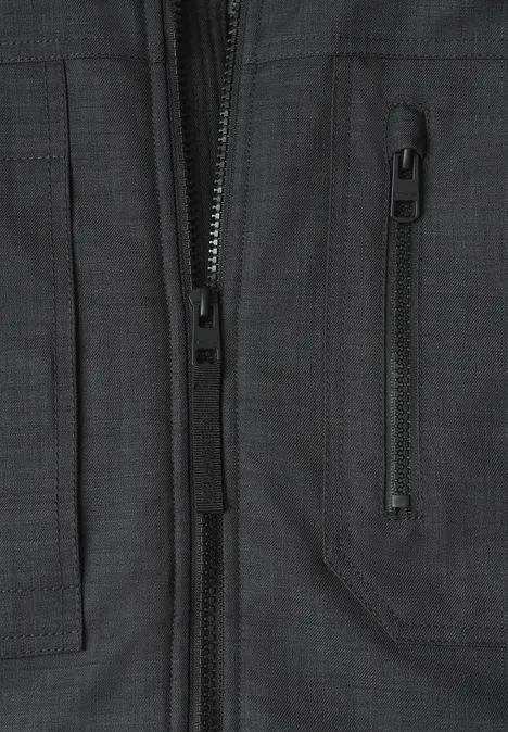 Veste à col montant et fermeture zip ash grey melange Schwarzgraue Jacke im Nahblick, erkennbarer Reißverschluss und schräge Brusttasche.