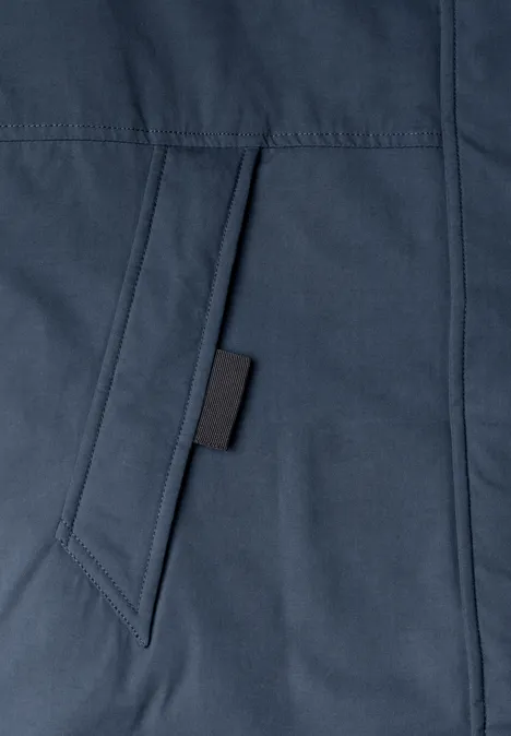 Parka à fermeture éclair dissimulée shadow blue Nahaufnahme einer dunkelblauen Jackentasche mit schwarzem Tab