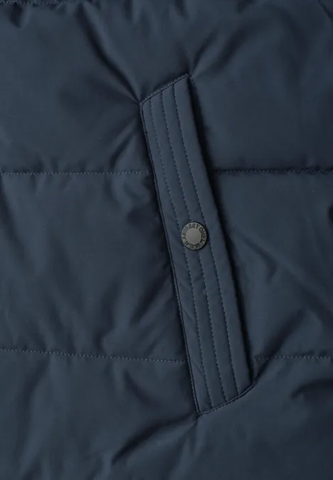 Dunkelblaue gesteppte Jacke mit seitlicher Eingrifftasche und dekorativem Druckknopf.