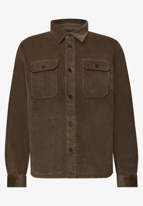 Chemise en velours côtelé marron, manches longues, boutons à l'avant et deux poches poitrine.