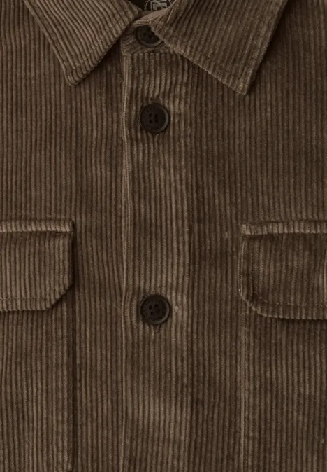 Chemise en velours côtelé marron avec poches et boutons
