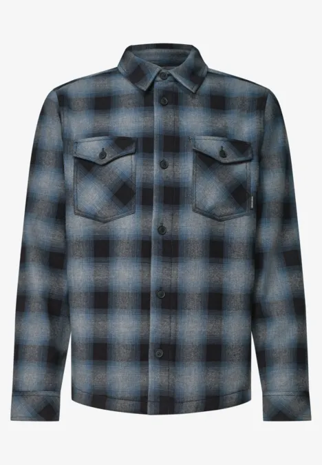 Chemise à carreaux bleu et noir à manches longues.