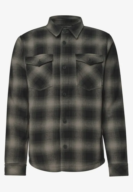 Chemise en flanelle grise à carreaux, col classique, poches poitrine et boutonnage frontal.