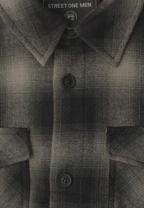 Chemise grise à carreaux avec col, poches poitrine et boutons.