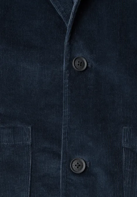 Dunkelblauer Cordblazer mit zwei Knöpfen und aufgesetzten Taschen.