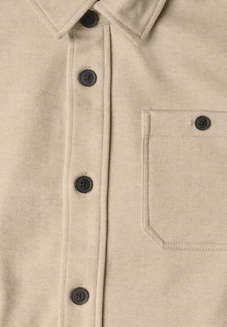 Beige Hemdjacke mit Brusttasche und schwarzen Knöpfen