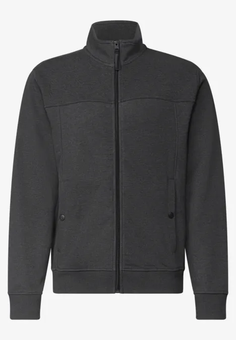 Schwarze Sweatjacke mit Stehkragen, Reißverschluss und zwei Seitentaschen.