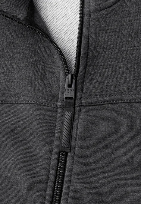 Nahaufnahme einer dunkelgrauen Jacke mit Reißverschluss und sichtbaren Nähten.