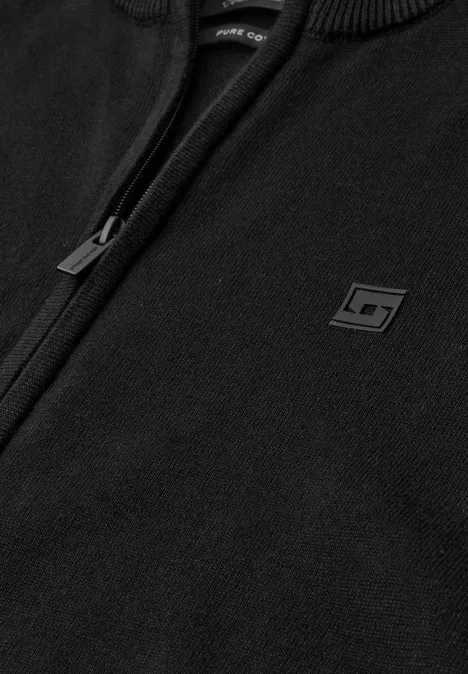 Schwarzer Pullover oder Jacke mit Reißverschluss und kleinem Logo auf der Brust.