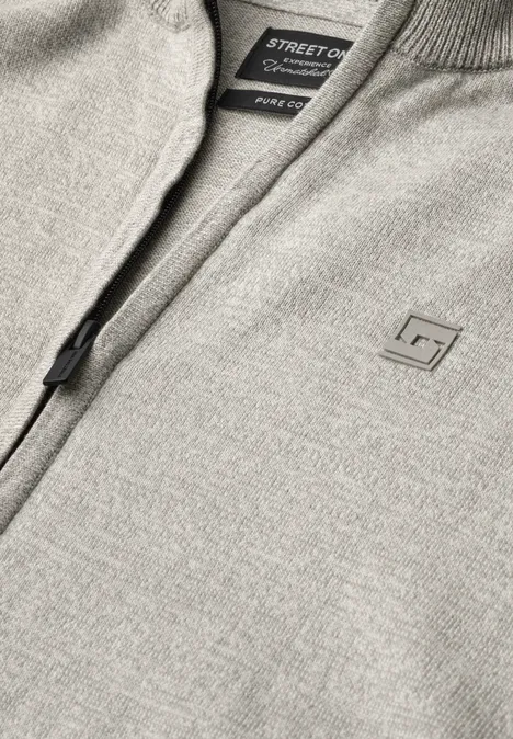Grauer, leichter Zipper-Pullover mit Reißverschluss und kleinem, minimalistischen Logo auf der Brust.