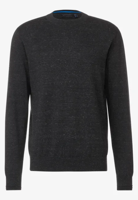 Un pull gris foncé simple à col rond.