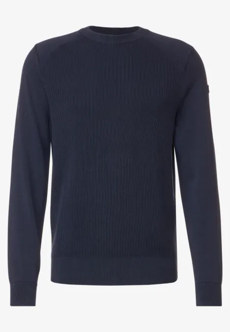 Pull bleu foncé à manches longues et col rond, au style simple.