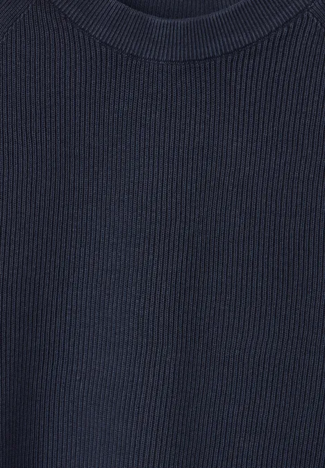 Tissu côtelé bleu foncé d'un pull.