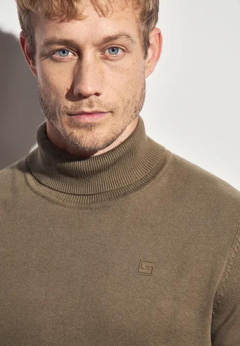 Sweter z golfem Basic dull brown