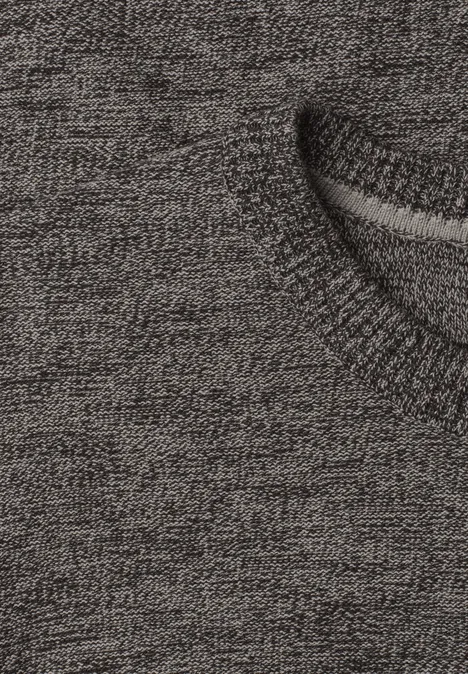 Nahaufnahme eines grauen Strick- oder Sweatshirtstoffs mit abgerundeter Naht