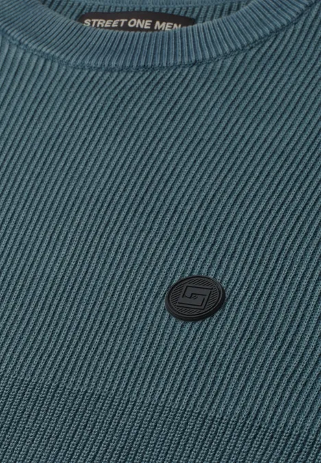 Trui met ronde hals en gemengde texturen cold blue Turquoise T-shirt met diagonale ribstructuur, 'STREET ONE MEN'-tekst op de hals en ronde zwarte logopatch op de borst.