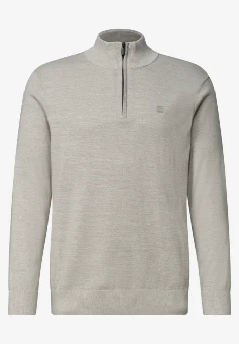 Hellgrauer Herrenpullover mit Stehkragen und halbem Reißverschluss.