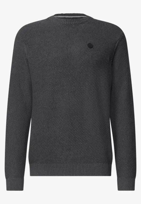 Ein dunkelgrauer Pullover mit Rundhalsausschnitt und strukturierter Strickoptik.