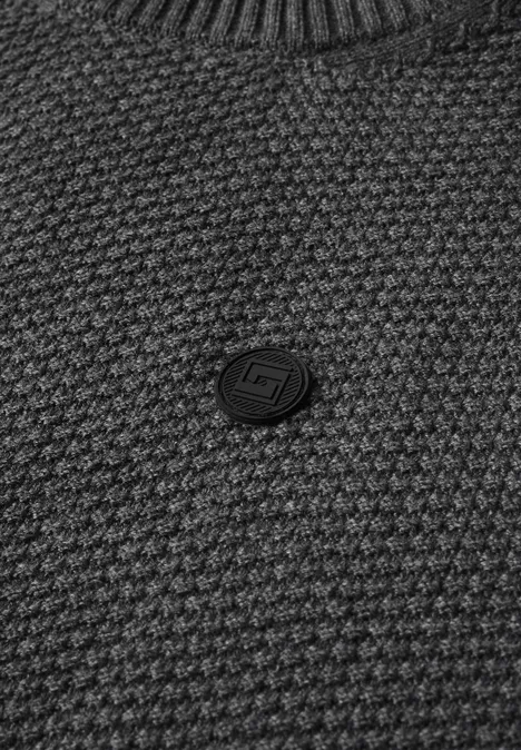 Grauer dick gestrickter Pullover mit Strukturmuster und Knopfdetail